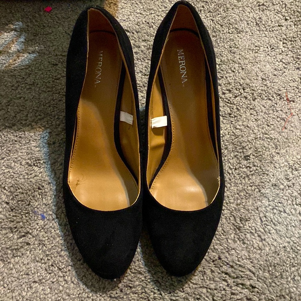 A black pair of wedges